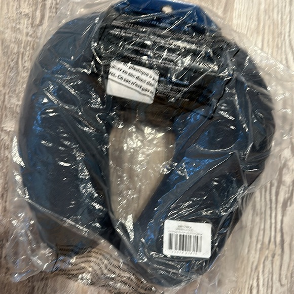 Brand new in original packaging travel neck pillow - Picture 2 of 3